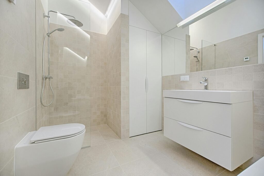 Discover modern bathroom renovations in London. Specializing in sleek design, high-quality fixtures, and professional installation for a luxurious and functional space. Likely location: Singapore