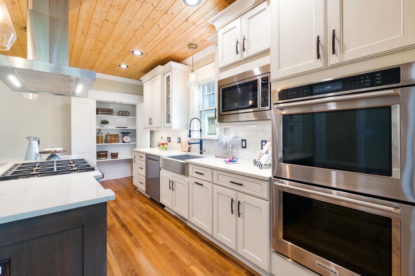Modern kitchen renovations in Wolverhampton, UK. Transform your space with expert design & build services. Discover stylish, functional kitchens. Get a quote! Location: Wolverhampton, United Kingdom