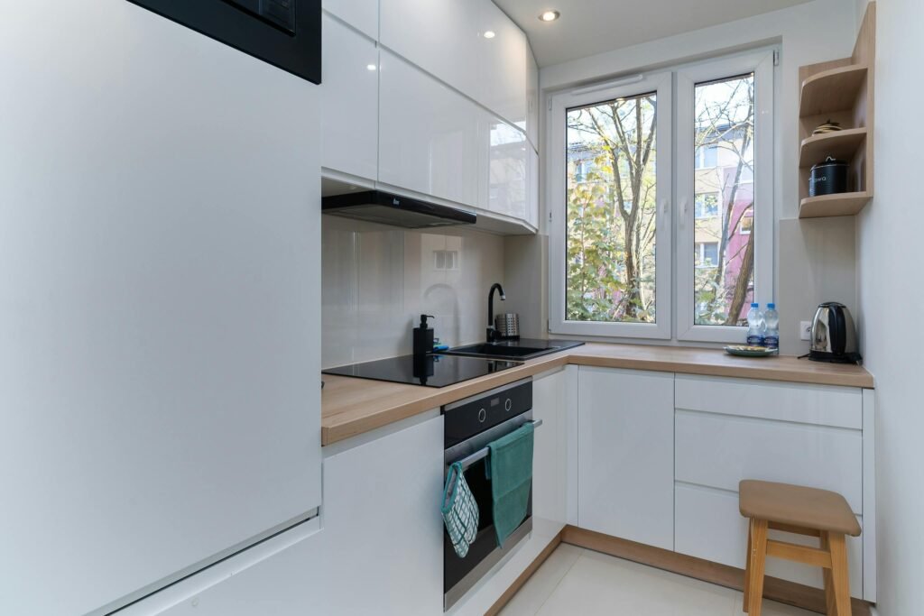 Small Kitchen Storage Ideas (UK Guide): Smart, Stylish & Space-Saving Solutions